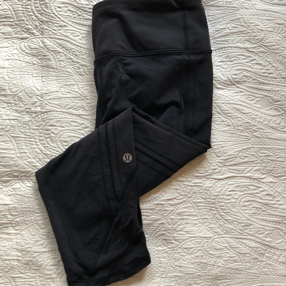 Lululemon black capris with back pocket - size 6